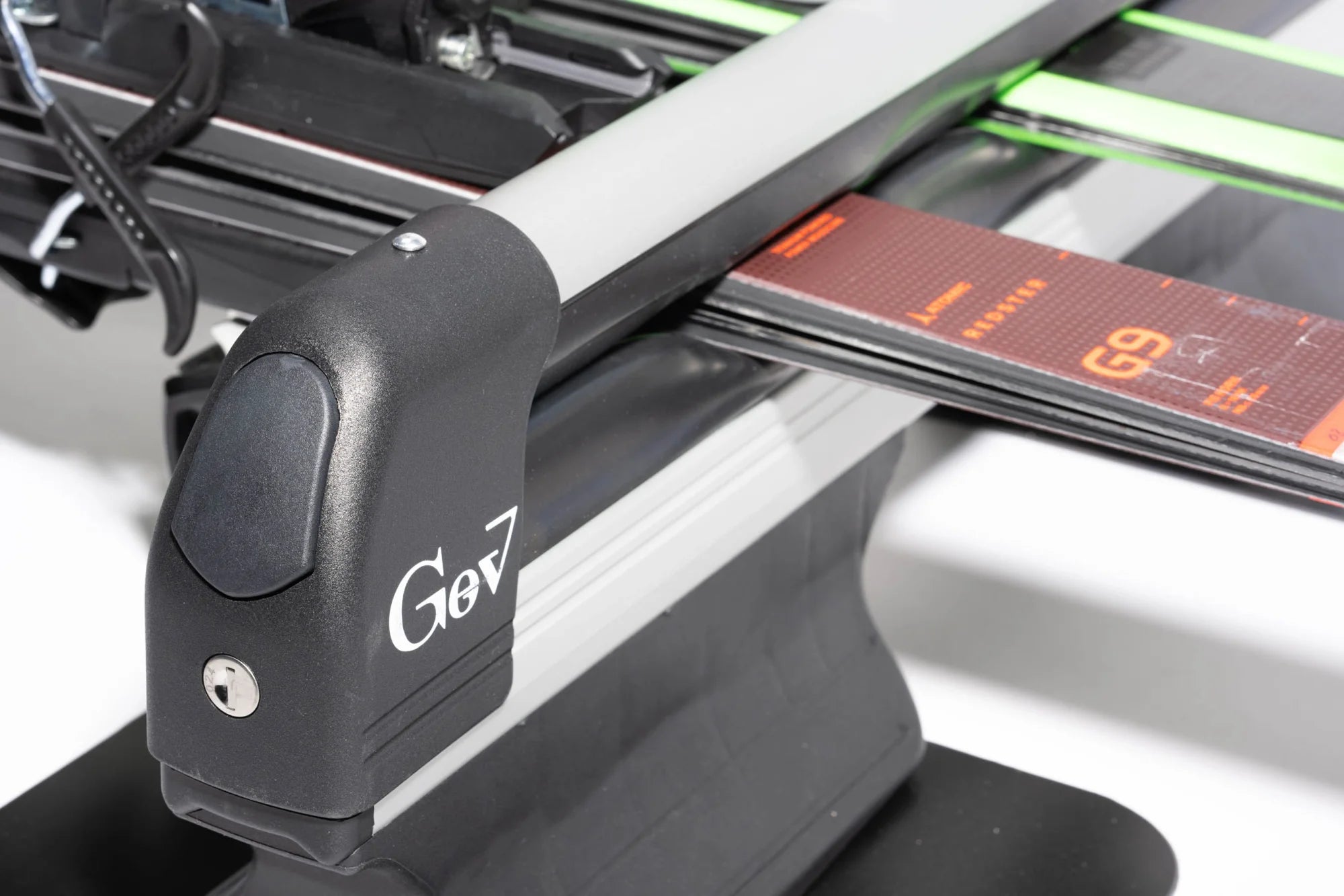 Portasci magnetico scorrevole Bora - Con Chiave - 5 paia di sci o 2 snowboard