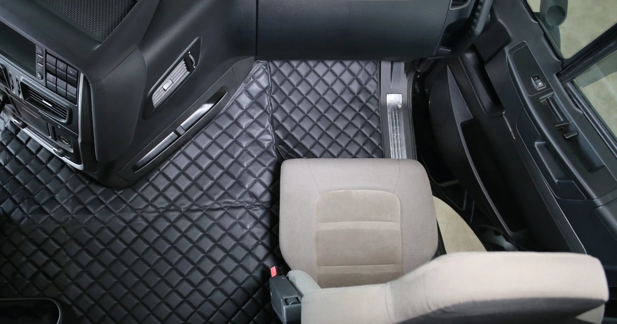 Tappeto centrale in Skeentex - Nero - compatibile per Iveco Stralis (08/02>12/12) manuale, cabina larga - Iveco Stralis (07/12>12/19) manuale, cabina larga - Iveco Stralis Hi-Way (07/12>08/16) manuale, cabina larga