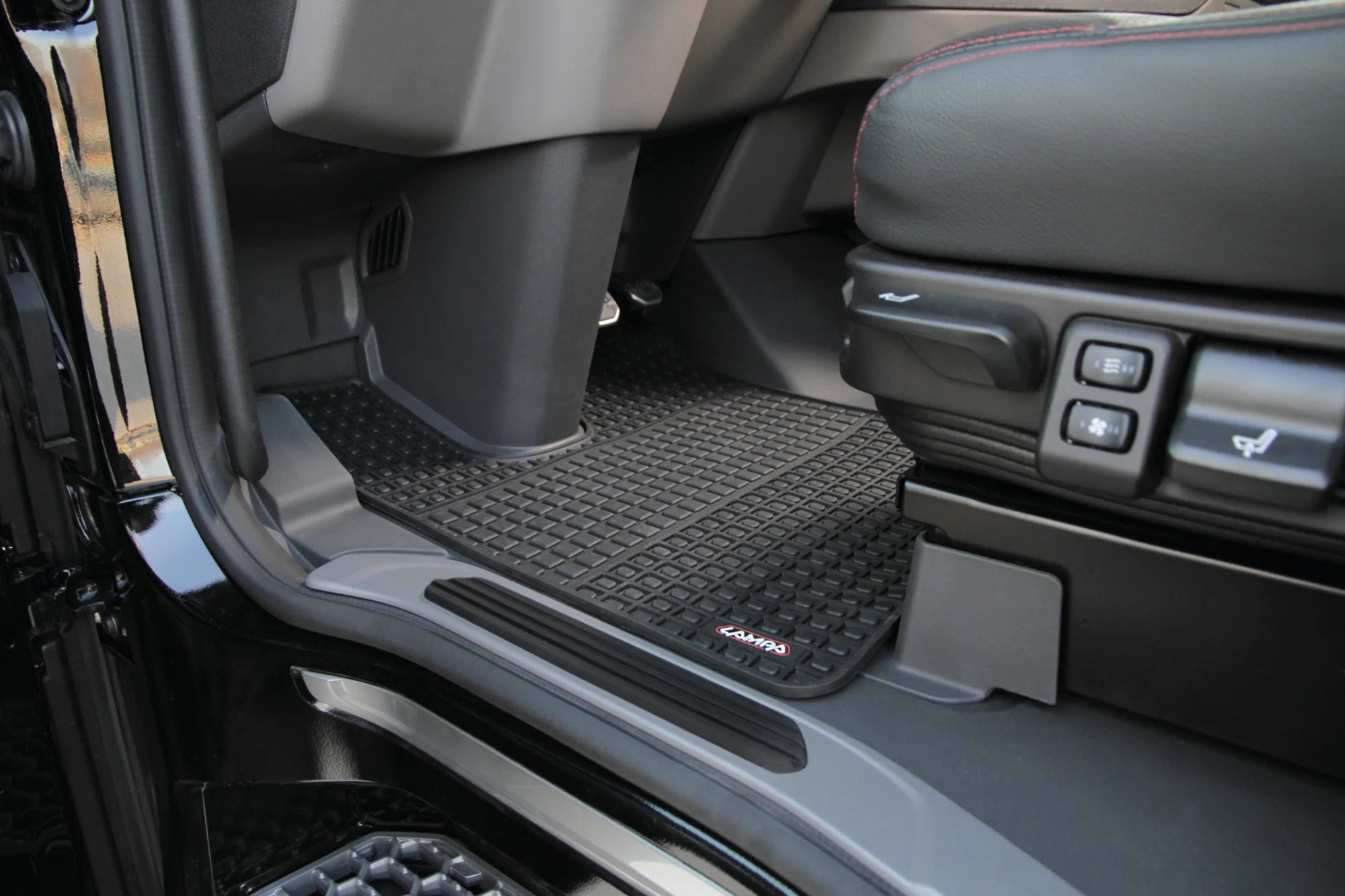 Coppia tappeti su misura in Eco Gomma - compatibile per  Scania R Serie 7 - New Generation (11/16>) -  Scania S Serie 7 - New Generation (11/16>) -  Scania G Serie 7 - New Generation (01/18>) -  Scania L Serie 7 - New Generation (01/18>) -  Scania P Serie